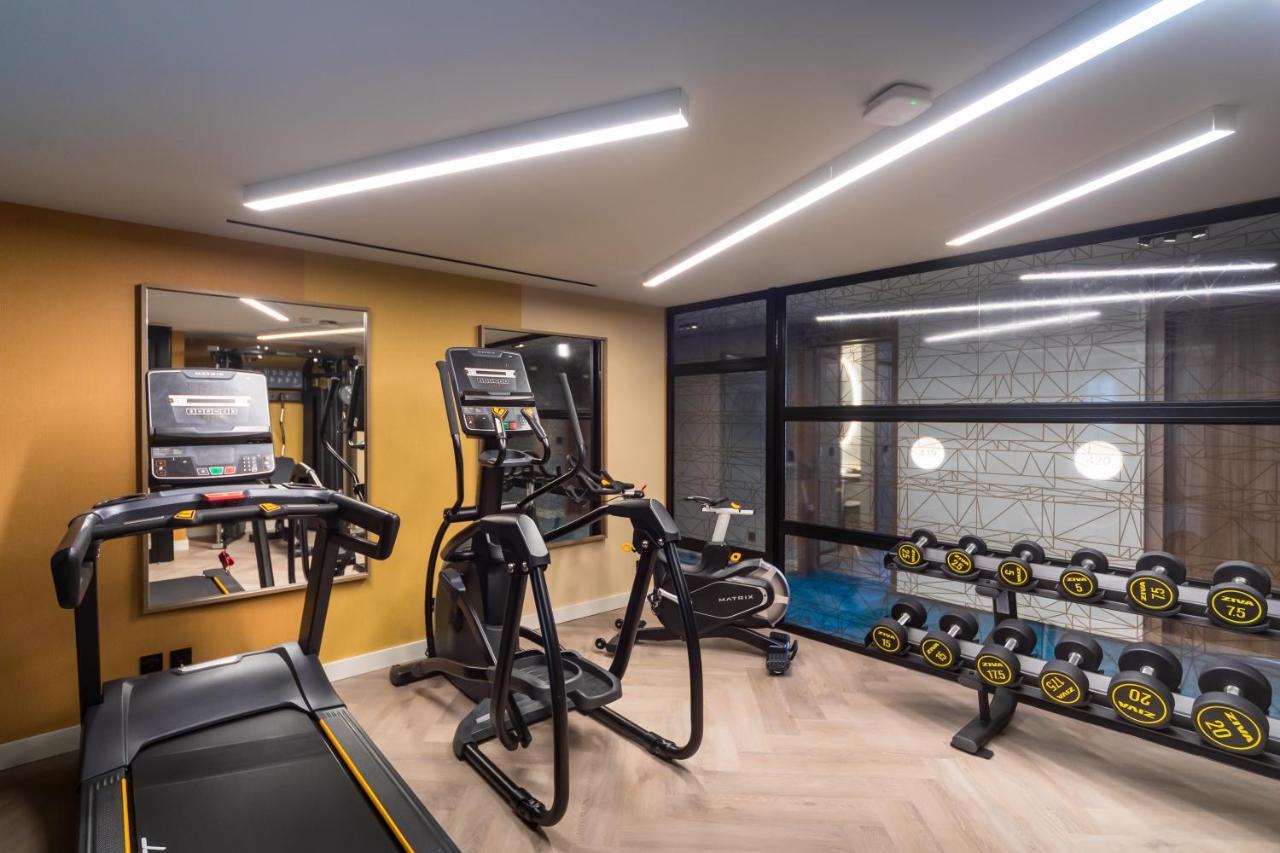 ホテル Barcelo Funchal Oldtown エクステリア 写真 The gym at the 2018 London Marathon Village