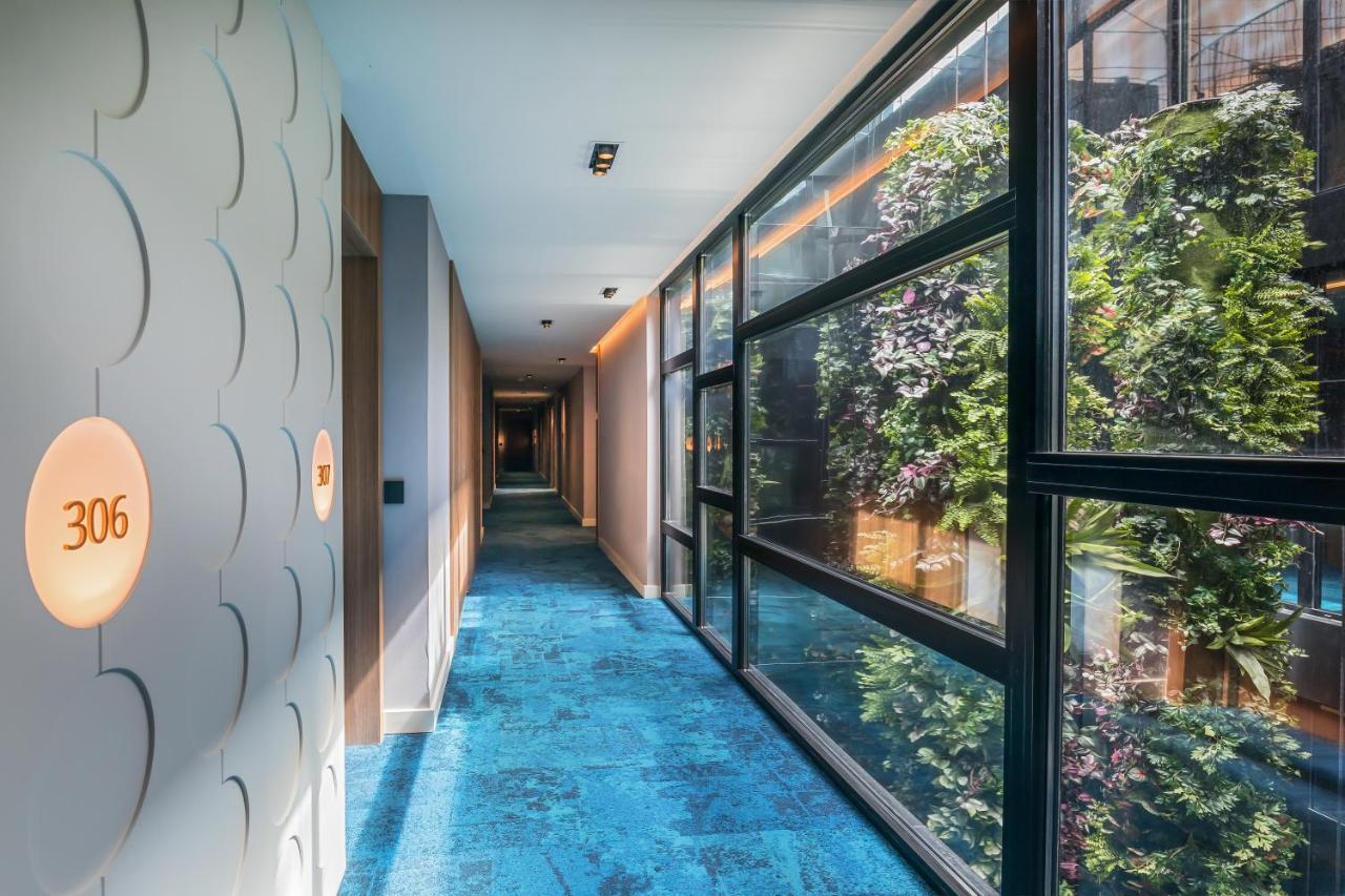 ホテル Barcelo Funchal Oldtown エクステリア 写真 A corridor at the hotel