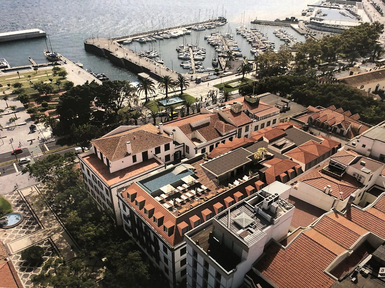 ホテル Barcelo Funchal Oldtown エクステリア 写真 The rooftop pool at the Hotel de la Paix